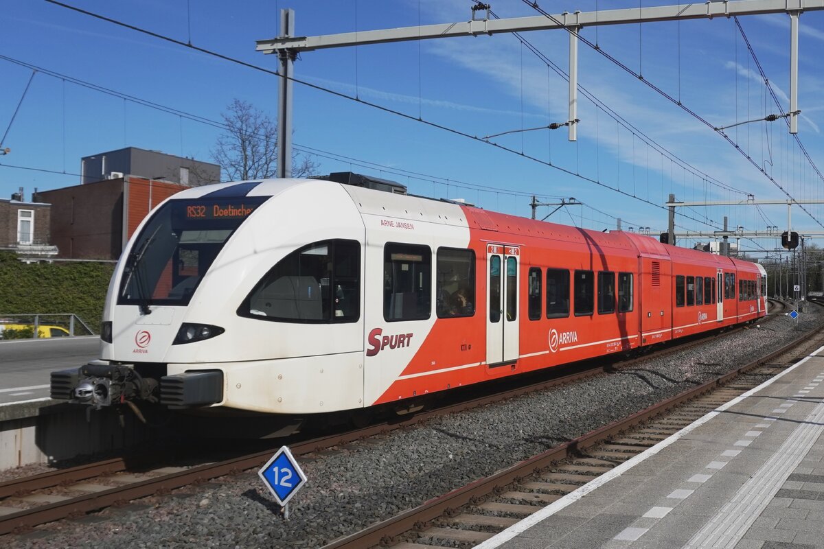 Arriva (10)368 ist die letzte Arriva GTW in das weiss-roter 'Spurt' Farbenschema und verlast am 19 März 2026 Artnhem Centraal mit ein RB nach Doetinchem.