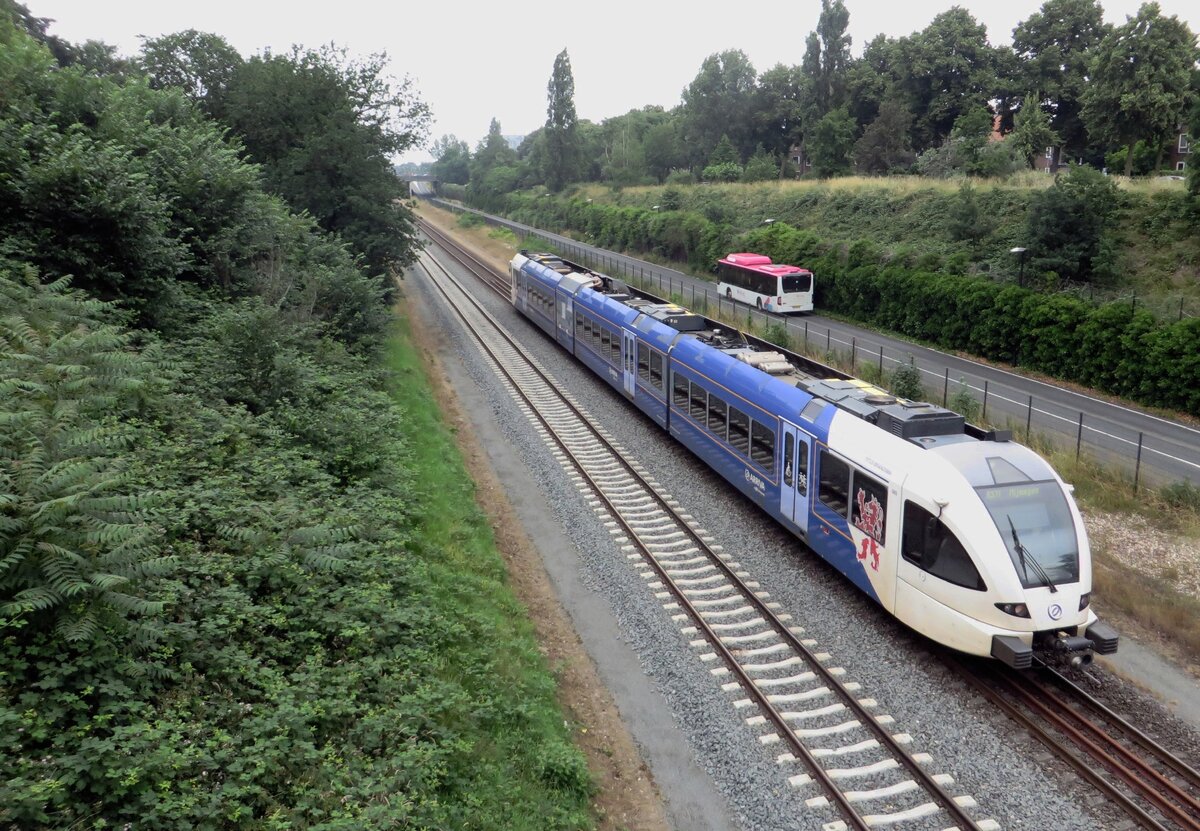 Arriva 385 durchfahrt Nijmegen-Heyendaal am 2 Juli 2021.