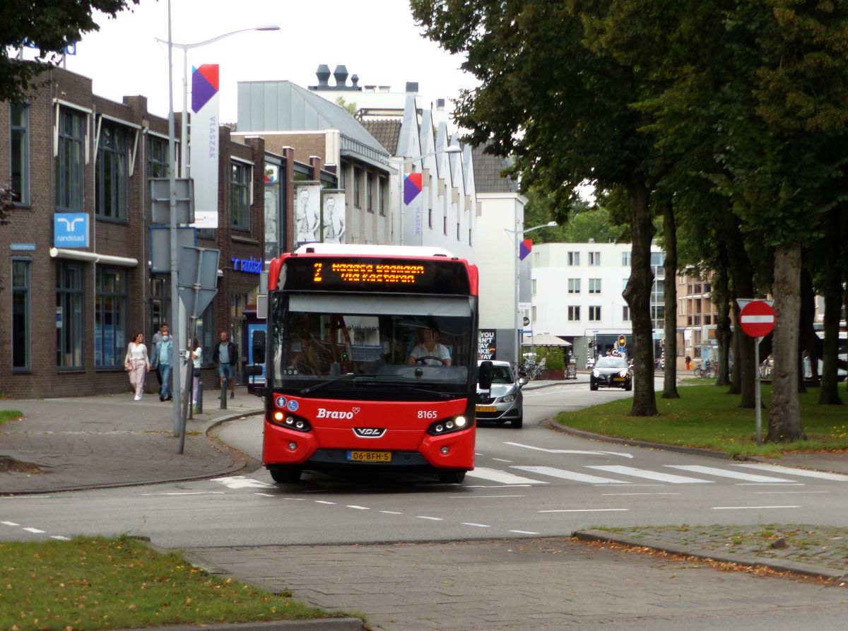 Arriva Bravo Bus 8165 DAF VDL CITEA SLF-120 Baujahr 2014. Klooster Platz, Breda 22-08-2021.

Arriva Bravo stadsdienst Breda bus 8165 DAF VDL CITEA SLF-120 bouwjaar 2014. Klooster plein, Breda 22-08-2021.