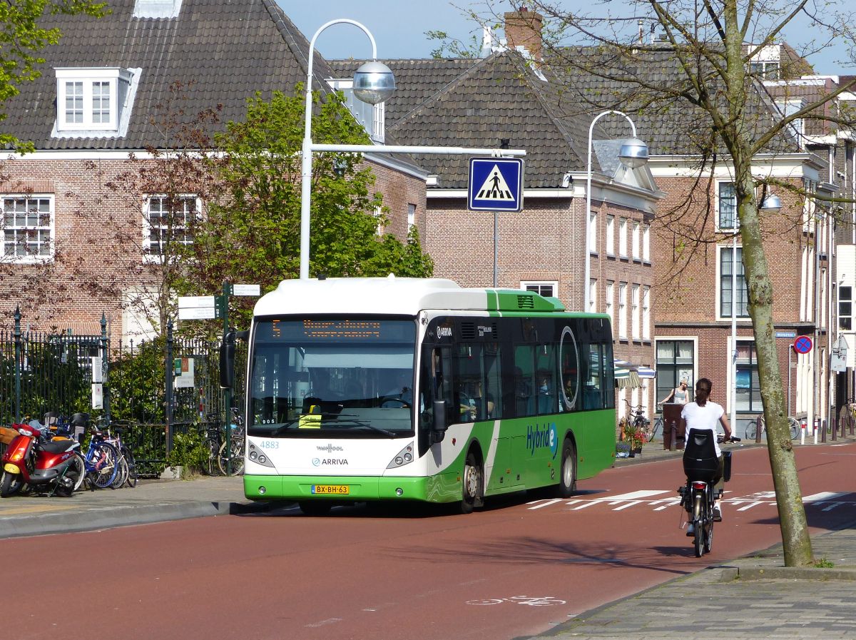 Arriva Bus 4883 (ex-Connexxion) Van Hool A300 Hybride Baujahr 2009. Noordeinde, Leiden 06-05-2016.

Arriva bus 4883 (ex-Connexxion) Van Hool A300 Hybride bouwjaar 2009. Noordeinde, Leiden 06-05-2016.