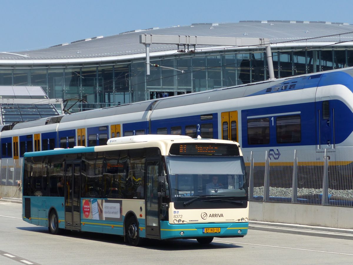 Arriva Bus 8372 DAF / VDL Berkhof Ambassador 200 Baujahr 2007. Busbahnhof Utrecht CS 19-07-2016.

Arriva bus 8372 DAF / VDL Berkhof Ambassador 200 bouwjaar 2007. Nieuwe streekbusstation Utrecht CS 19-07-2016.