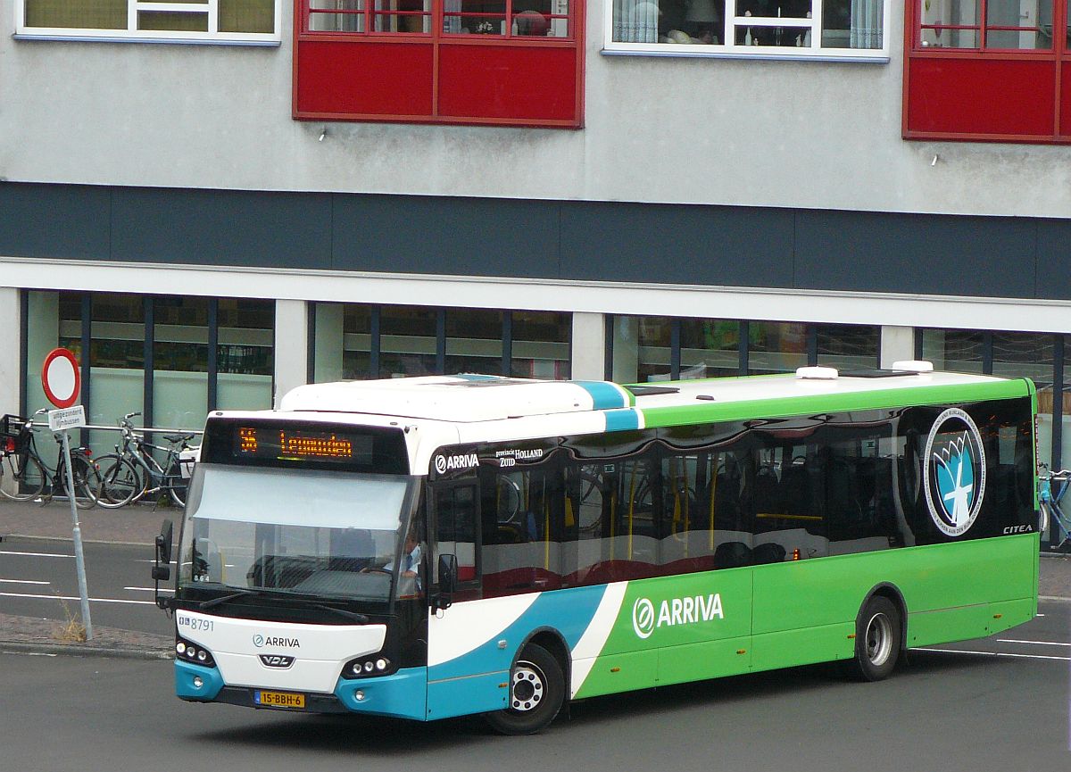 Arriva Bus 8791 DAF VDL Citea LLE120 Baujahr 2012. Stationsplein, Leiden 08-08-2014.

Arriva bus 8791 DAF VDL Citea LLE120 bouwjaar 2012. Stationsplein, Leiden 08-08-2014.