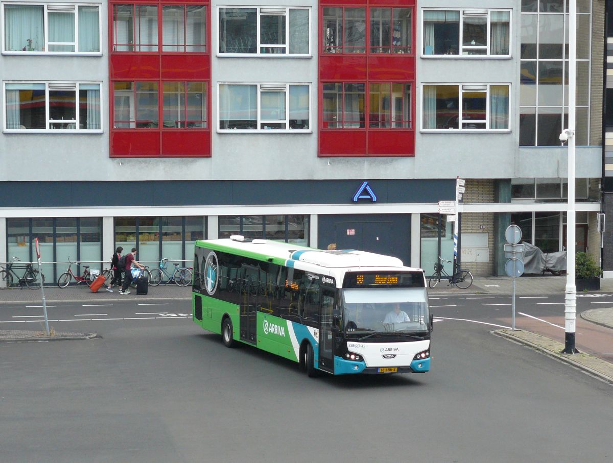 Arriva Bus 8792 DAF VDL Citea LLE120 Baujahr 2012. Stationsplein, Leiden 08-08-2014.

Arriva bus 8792 DAF VDL Citea LLE120 bouwjaar 2012. Stationsplein, Leiden 08-08-2014.