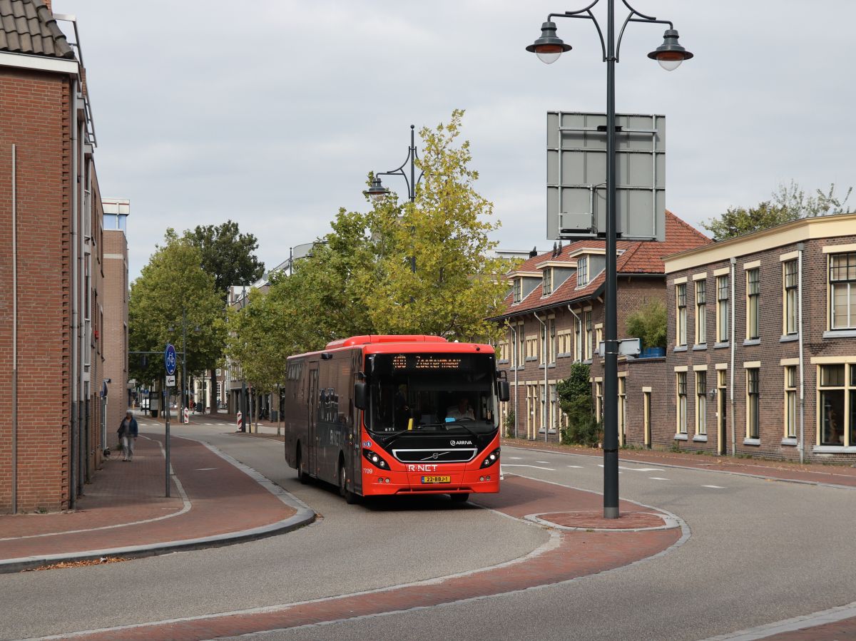 Arriva R-Net Bus 7709 Volvo 8900 Baujahr 2012. Oranjeboom Strasse, Leiden 20-09-2021.

Arriva R-Net bus 7709 Volvo 8900 bouwjaar 2012. Oranjeboom straat, Leiden 20-09-2021.