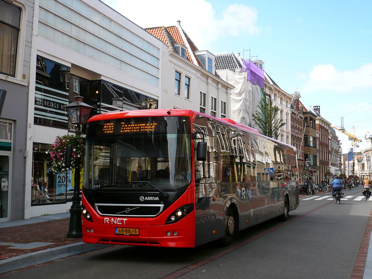 Arriva R-Net Bus 7717 Volvo 8900 Baujahr 2012. Breestraat, Leiden 06-09-2015.

Arriva R-Net bus 7717 Volvo 8900 bouwjaar 2012. Breestraat, Leiden 06-09-2015.