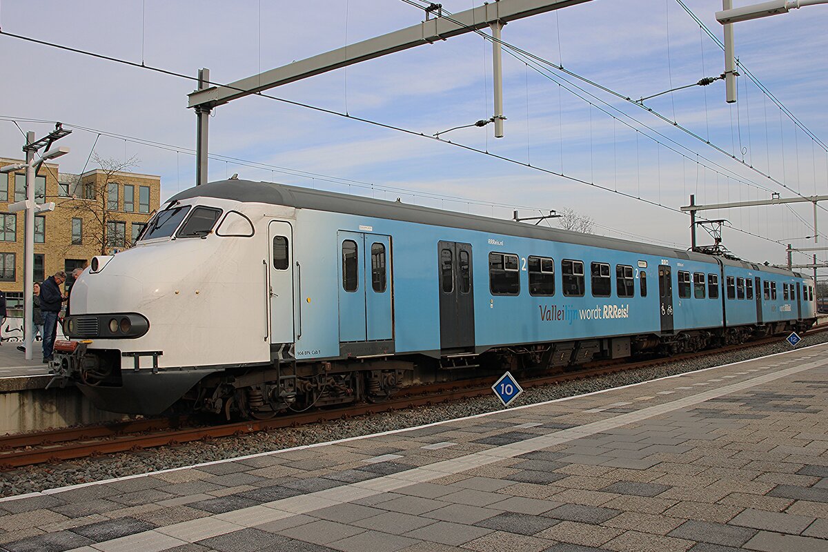 Arriva/Rrreis 904 steht am 22 November 2025 in Arnhem Centraal auf Sonderfahrt. 