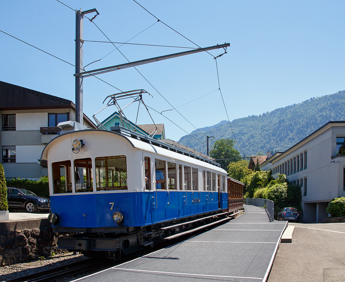 
Arth-Rigi-Bahn (ARB) - Der historische Triebwagen BDhe 2/4 Nr. 7 (ex BCFhe 2/4) mit dem Personenwagen Nr. 33 fährt als Leerzug am 23.06.2016 von Goldau in Richtung Rigi Kulm los.

Der Triebwagen wurde 1925 von SIG, SLM und MFO gemeinsam gebaut und 1939 unwesentlich in den heutigen BDhe 2/4 umgebaut.

Die Arth-Rigi-Bahn (ARB) ist eine Normalspurige Zahnradbahn mit dem Zahnstangensystem Riggenbach die maximale Neigung beträgt 201 ‰.

Technische Daten BDhe 2/4 Nr. 7:
Inbetriebnahme: 	1925
Hersteller: SIG/SLM/MFO
Spurweite: 1.435mm
Fahrleitungsspannung: 1500V DC
Achsfolge: 2z'2'z
Raddurchmesser: 955 mm
Stundendrehzahl: 1.180 min-1
Stundenleistung: 448kW (610 PS)
Übersetzung: 1:14,75
Stundenzugkraft: 108kN
Höchstgeschwindigkeit: 15km/h (Berg- und Talfahrt)
Länge über Puffer: 12.200 mm
Gesamtachsstand: 7.600 mm
Achsabstand im Drehgestell: 2.050 mm
Gesamtgewicht: 25,5 t
Sitzplätze: 66
Stehplätze: 10
Zulässiges Vorstellgewicht :	max. 14t

