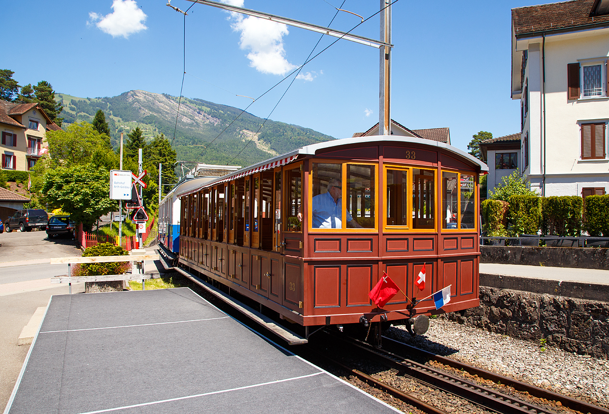 
Arth-Rigi-Bahn (ARB) - Mit dem historischen Personenwagen Nr. 33, Baujahr 1875, voran und dem historischen Triebwagen BDeh 2/4 Nr. 7 (ex  BCFhe 2/4) fährt der Leerzug am 23.06.2016 von Goldau in Richtung Rigi Kulm los.

TECHNISCHE DATEN Personenvorstellwagen:
Inbetriebnahme: 1875
Länge: 9.630mm
Breite: 3.050mm
Höhe: 3.150mm
Achsenabstand:	4.150mm
Raddurchmesser: 744mm
Sitzplätze: 72
