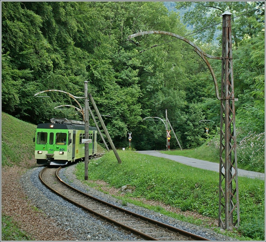 ASD BDe 4/4 401 von Aigle nach Les Daiblerets kurz vor Verchiez. 
15. Aug. 2011