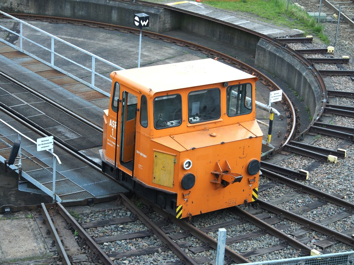 ASF Akku-Rangiertraktor an der Drehscheibe im Bw Dresden Altstadt am 16.04.2015.
