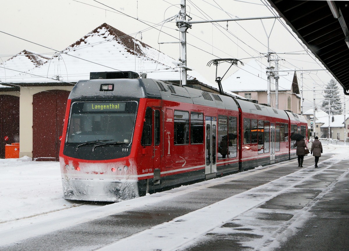 ASm: Aufnahmen dieser Art waren während dem diesjährigen Winter in der Region Solothurn nur an wenigen Tagen möglich. Regionalzug Solothurn-Oensingen-Langenthal mit Be 4/8 111  STAR  auf dem Bahnhof Wiedlisbach am 28. Dezember 2014.
Foto: Walter Ruetsch