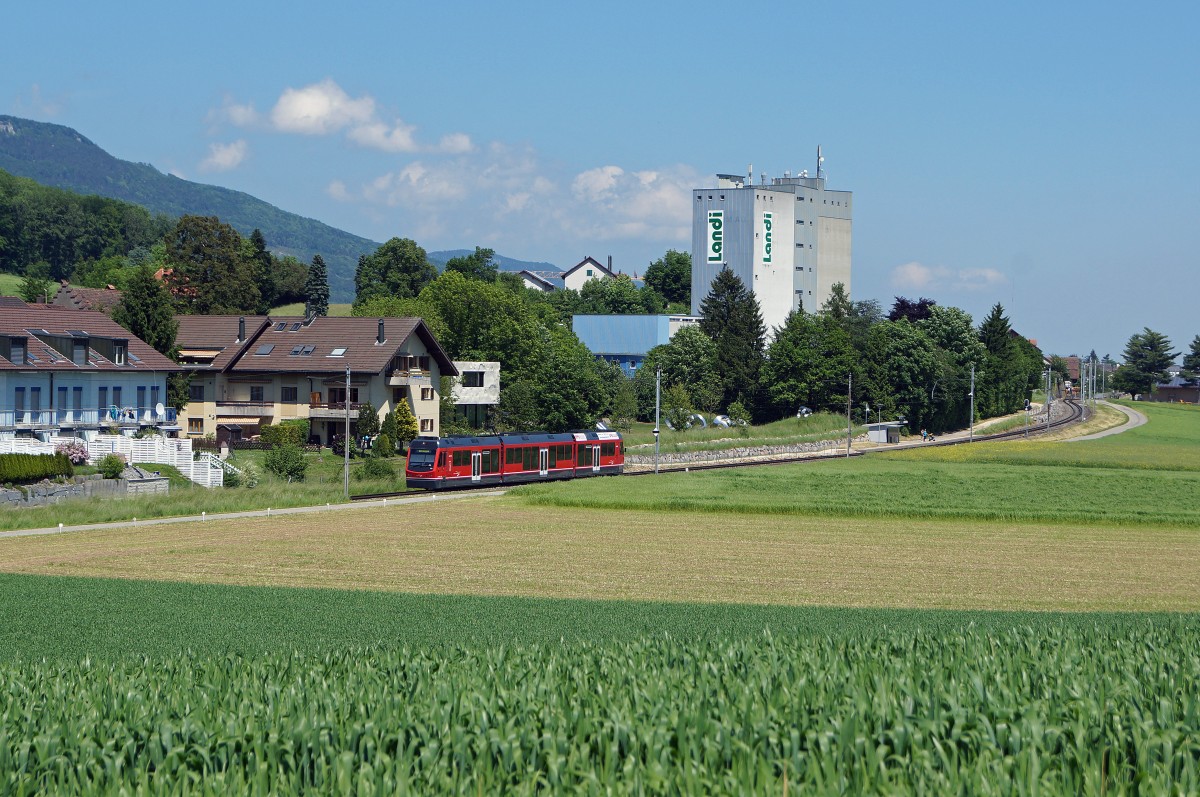 ASm: Regionalzug Langenthal-Solothurn mit Be 4/8  STAR  in frhlingshafter Landschaft auf dem Dreischienengeleise bie Niederbipp unterwegs am 18. Mai 2015.
Foto: Walter Ruetsch