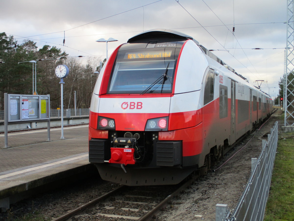 Auch am 25.Dezember 2019 war das Wetter in Binz nicht besser,als ich den 4746 553 nach Stralsund fotografierte.