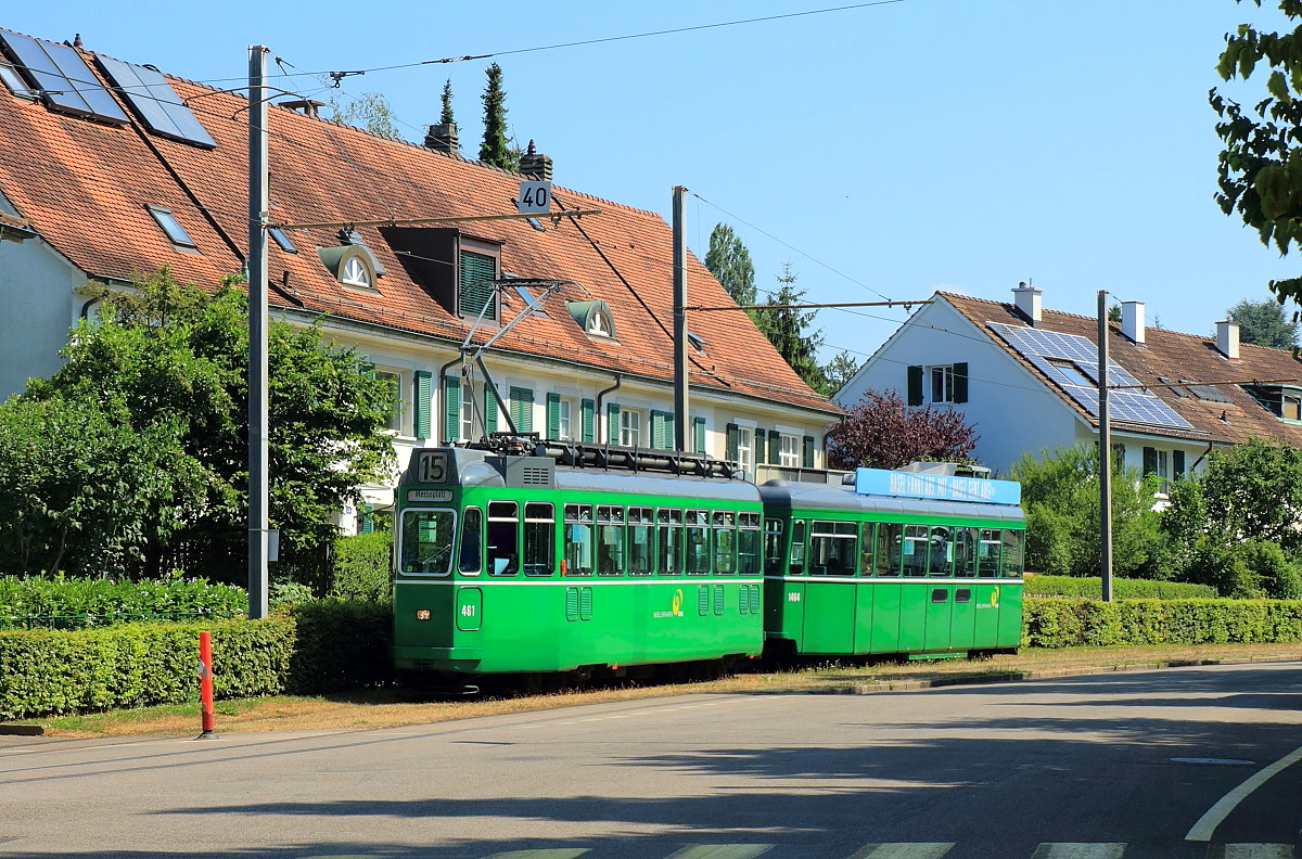 Auch der Be 4/4 461 wurde wenige Monate nach dieser Aufnahme, die am 18.07.2015 auf der Bruderholzallee entstand, abgestellt. Zumindest �u�erlich machten die Be 4/4 aber immer noch einen sehr gepflegten Eindruck.