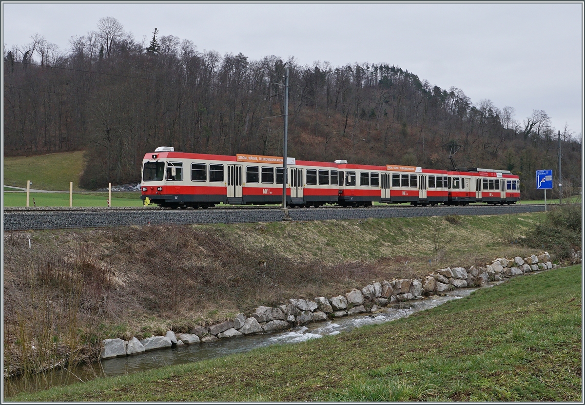 Auch bei Lampenberg-Ramlinsburg verläuft die WB meist neben der Strasse, doch das hier etwas weitere Tal ermöglichte doch ein paar  Landschaft -Bilder der Waldenburger Bahn.

21. März 2021