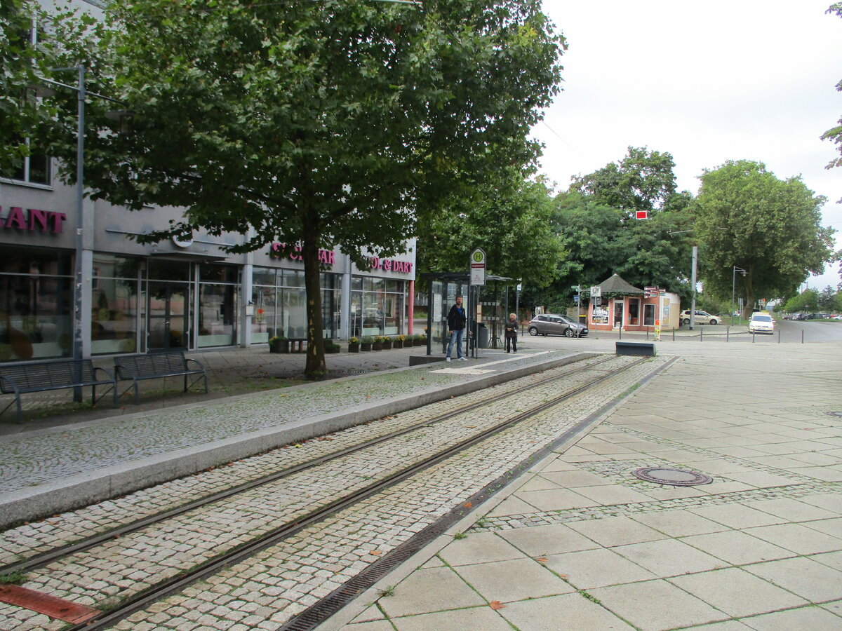 Auch in diesem Jahr hieß mein Urlaubsziel Thüringen.Auf der Hinfahrt nahm ich einen kleinen Umweg in kauf und fuhr nach Naumburg.Am dortigen Hbf befindet sich gleich die Haltestelle von der Naumburger Straßenbahn.Noch ohne die  Wilde Zicke fotografierte ich die Haltestelle am 30.August 2021.