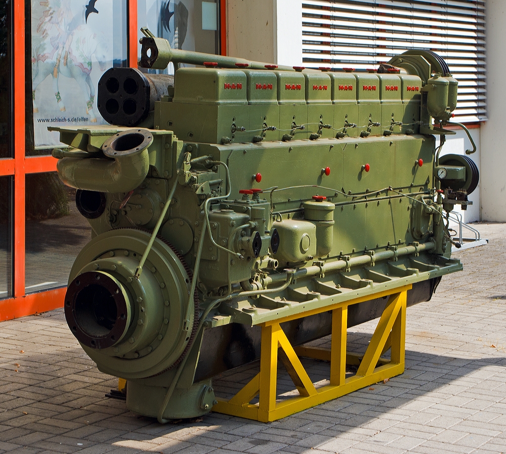 Auch ein Bahnbild, denn dies ist der Motor der Jung R 42 C - Fabrik-Nr.  13118 (die ex Nr. 4 der Freie Grunder Eisenbahn, Herdorf), aufgenommen am 21.08.2013 bei  Sammler- und Hobbywelt in  Buseck  

Der MAN-Motor W8V 17,5/22A mit Aufladung (wassergekhlter 8 Zylinder-Diesel-Reihenmotor) mit einer Leistung von 440 PS bei 1100 U/min (und 280 Meter .M.).  Der Moto wurde 1959 vom MAN (Maschinenfabrik Augsburg-Nrnberg AG, Augsburg) unter der Fabrik-Nr. 301 750 gebaut.
Der Motor hat ein Gewicht von ca. 4.000 kg.
