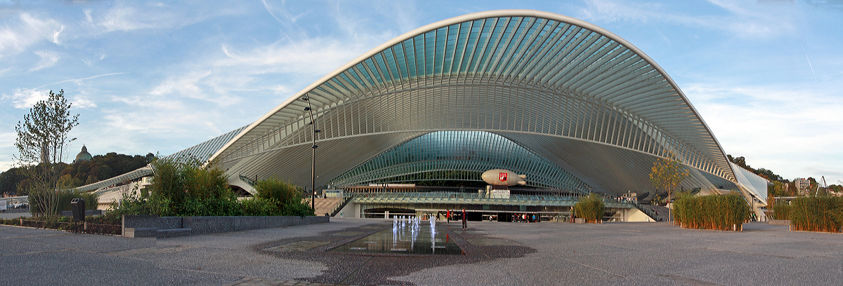 
Auch ich hab am 18.10.2014 ein Panoramabild vom wunderschönen Bahnhof Liège Guillemins. Da meine Kamera keine Panorama Funktion hat, musste ich drei Einzelbilder mittels Software zusammensetzen.
 
Ich Kann Jeanny´s Text (von dem wunderschönen Panoramabild) nur zustimmen:  Der Bahnhofsvorplatz sehr geschmackvoll ausgefallen und ist sehr schön geworden.
