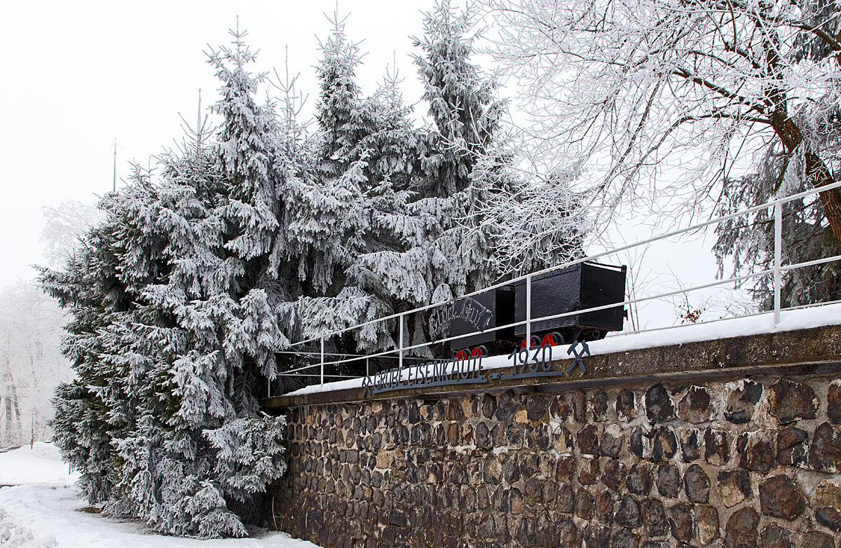 
Auch irgendwie ein Bahnbild....
An der ehemaligen Grube Eisenkaute bei Lautzenbrücken (Westerwald) am 13.02.2015, hier ist noch Winter.
