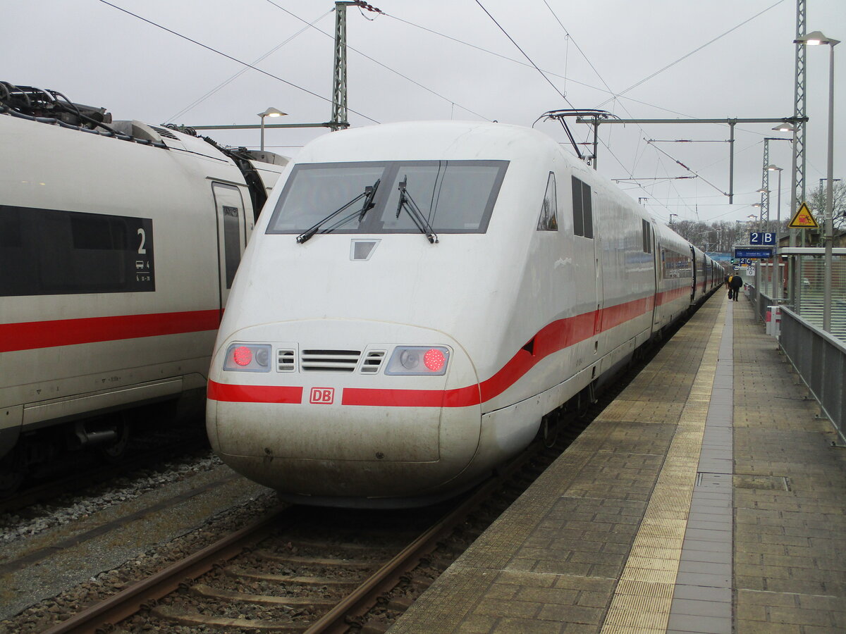 Auch nachdem letzten Fahrplanwechsel ist der 401 immer noch auf Rügen zusehen.Am 03.Februar 2024 hielt der 401 005 in Bergen/Rügen.