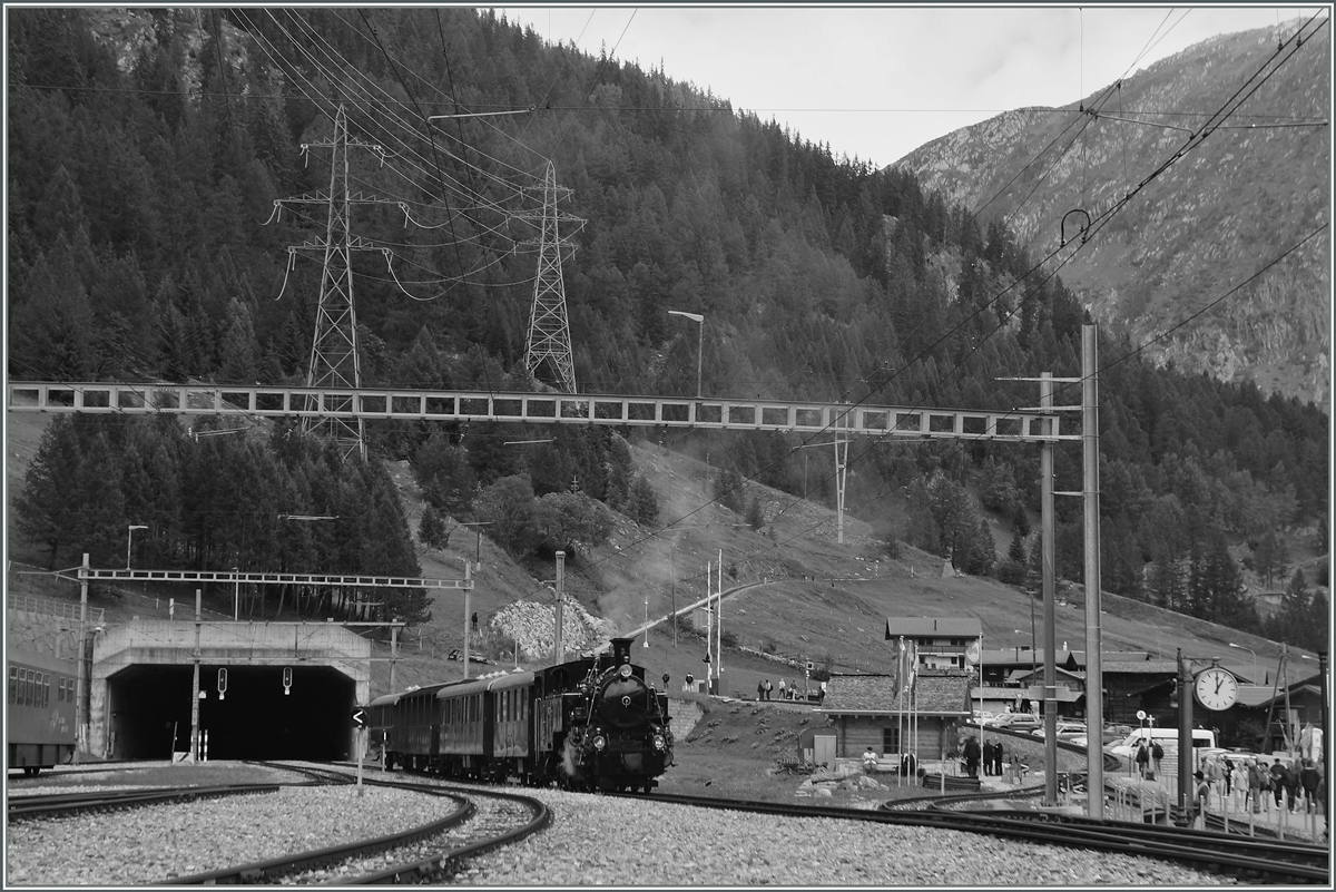 Auch in Oberwald bleibt die Zeit nicht sehen: Dampfzug mit der HG 3/4 N° 3 der Blonay-Chamby Bahn vor der Zufahrt zum Furkatunnel.
16. August 2014