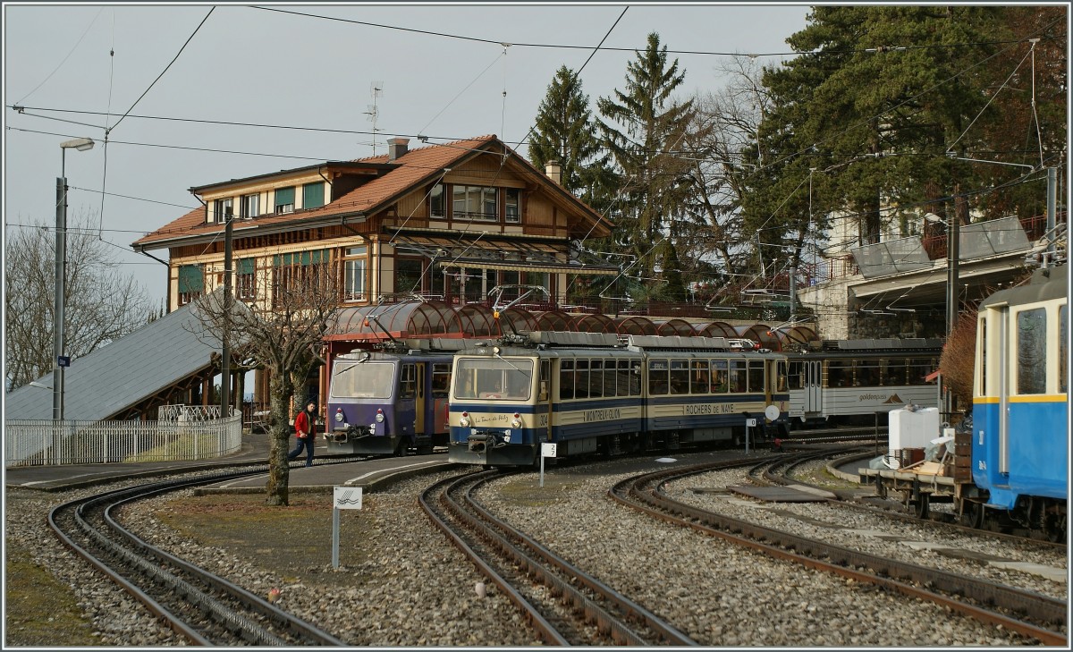Auch die Rochers de Naye Bahn geh�rt zur MOB Groupe (GoldenPass) 
Hier der Bahnhof Glion am 23. Dez. 2012