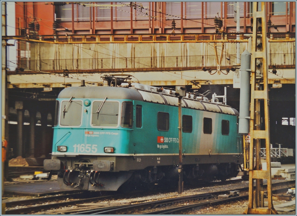 Auch die SBB RE 6/6 11655 zeigte sich in Basel in der SBB Cargo Versuchslackierung.
Analog Bild vom Fe.b 2000. 
