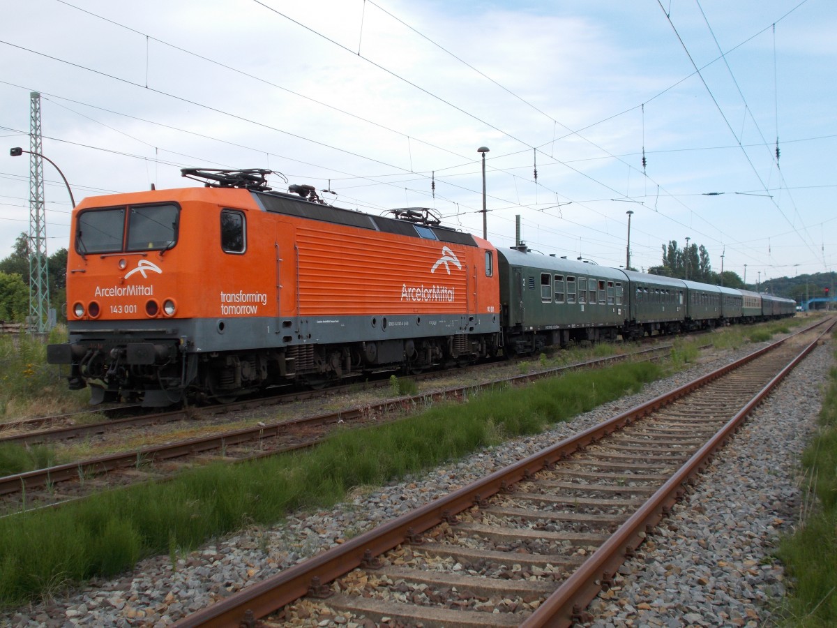 Auch Sie weilte mal wieder auf Rügen:die EKO-Trans 143 001 die hier mit dem Störtebkersonderzug nach Cottbus,am 05.Juli 2014,in Bergen/Rügen stand.