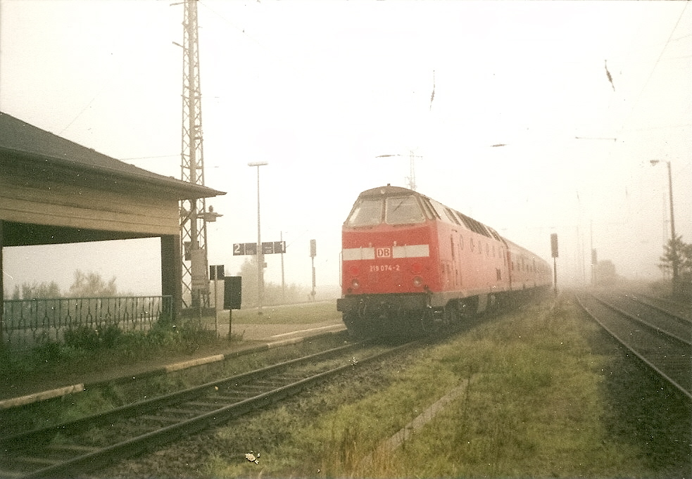 Auch das U-Boot 219 074 kam auf R�gen zum Einsatz.Hier stand die Lok mit einem RE nach Sassnitz im vernebelten Altef�hr.