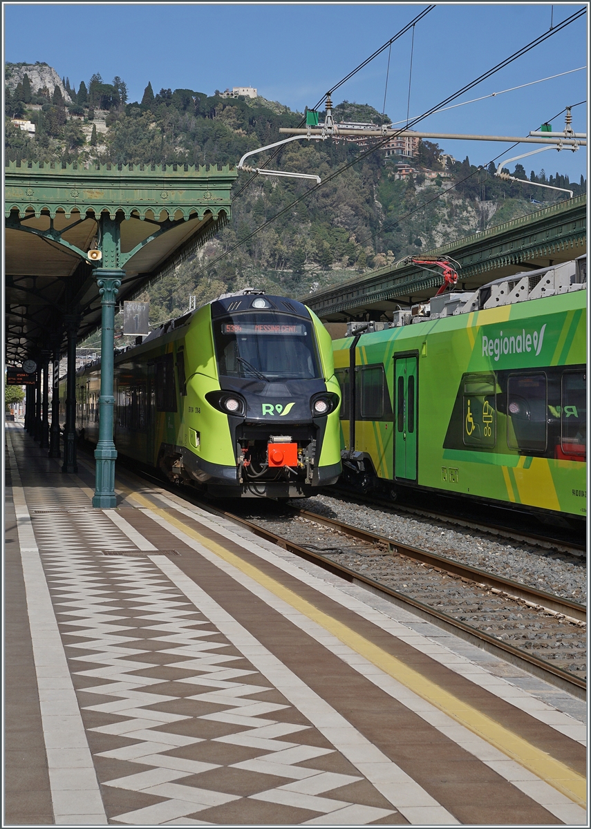 Auch wenn vom Bahnhof von Taormina nicht viel zu sehen ist, vermittelt auch dieses Bild mit Blick auf Bahnsteig und Bahnsteigdach die Schönheit dieser Bijou. 
Auf Glies 1 steht der RE 5384 von Siracusa nach Messina, auf Gleis 2 bildet der Gegenzug den passenden Hintergrund.

10. März 2026 

