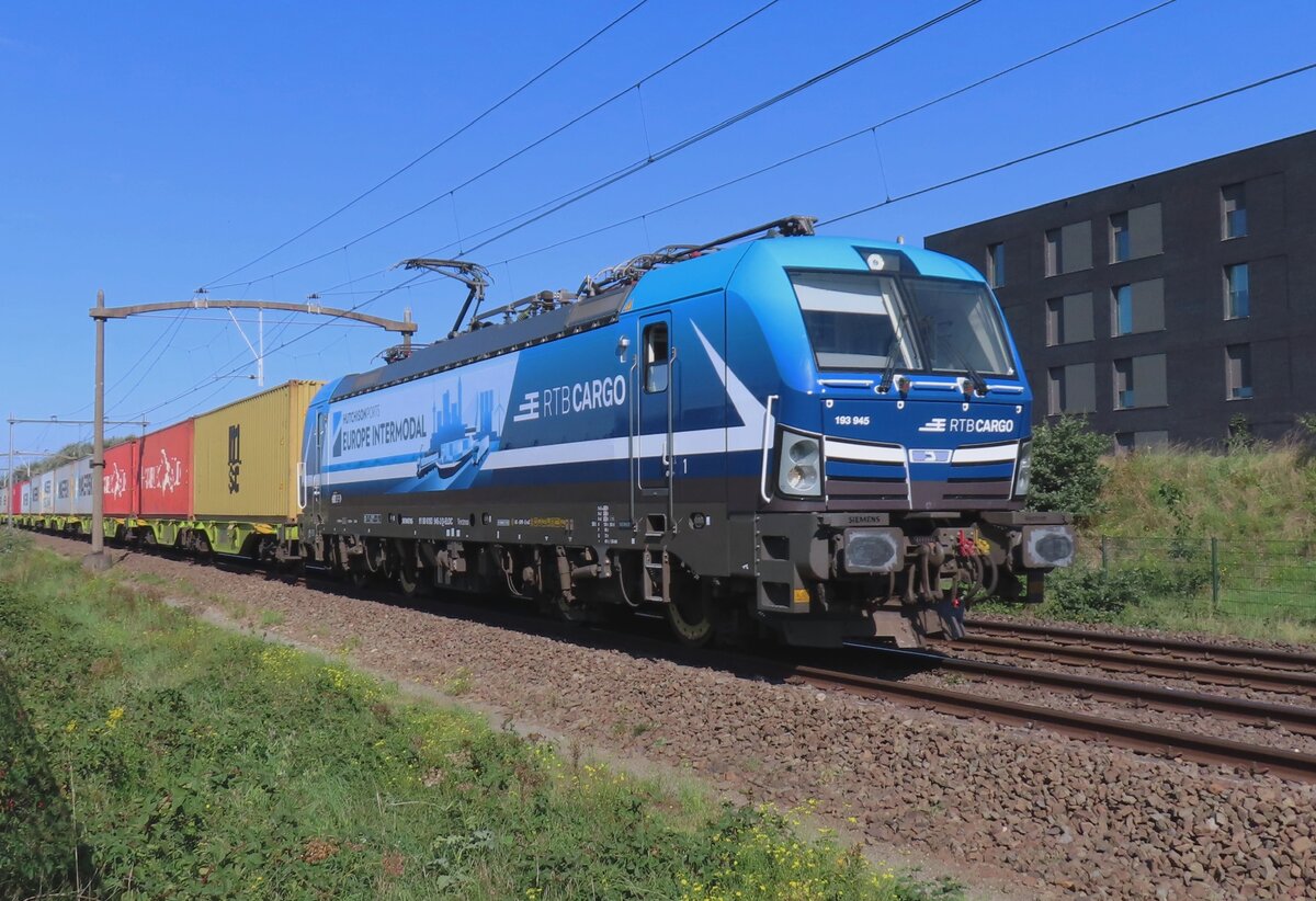 Auf den 1.fahrt mit nagelneue Aufkleber für Hutchison Port schleppt RTBC 193 945 am 23 Augustus 2023 der Blerick-KLV durch Tilburg-Reeshof, wo das Bild vom hinter ein heckwerk entstand.