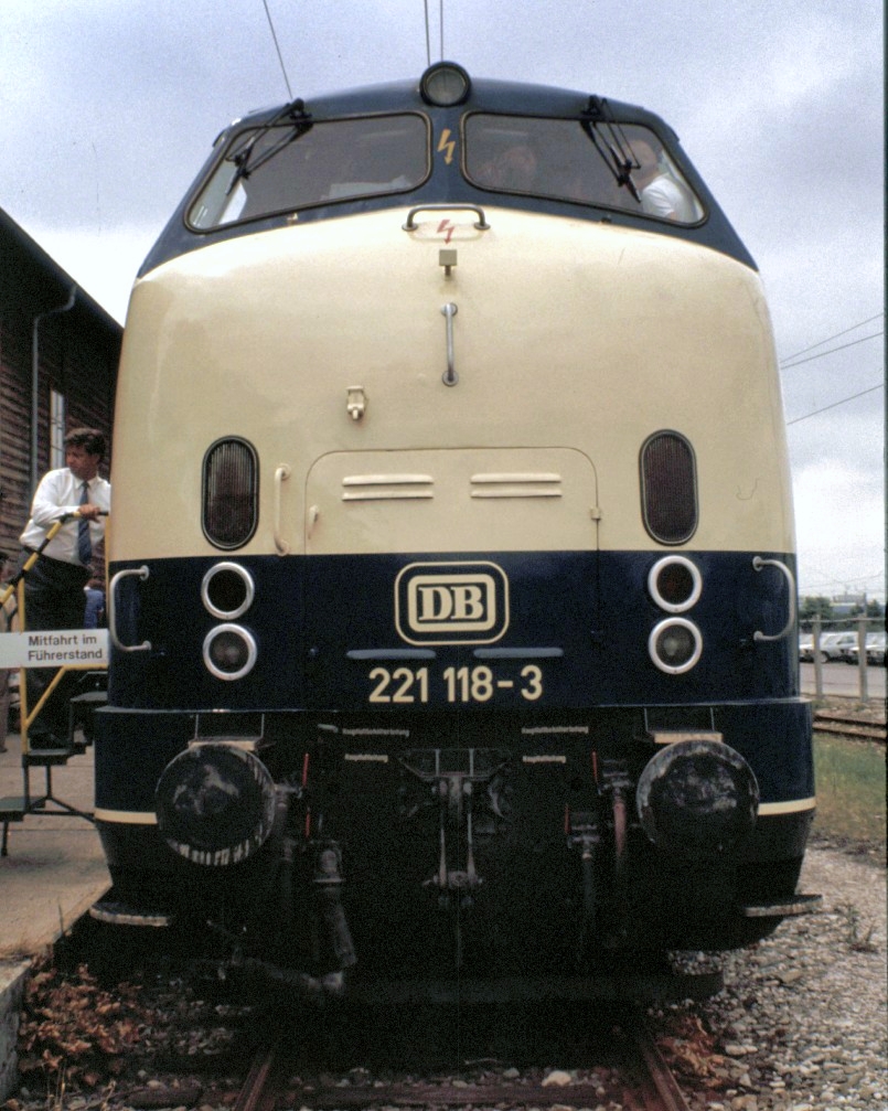 Auf der 221 118-3 wurden Führerstandsfahrten am 26.06.1982 in München-Freimann durchgeführt. Die 221 in dieser Farbgebung wurde als  Osterei  bezeichnet - Ich wünsche allen ein schönes Osterfest. Karl