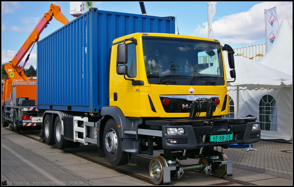 Auf Basis eines MAN stammt das von der niederl�ndischen Firma Hilton gebaute Zweiwegefahrzeug zum Umschlagen von Container. Gezeigt wurde es auf der InnoTrans 2014 in Berlin