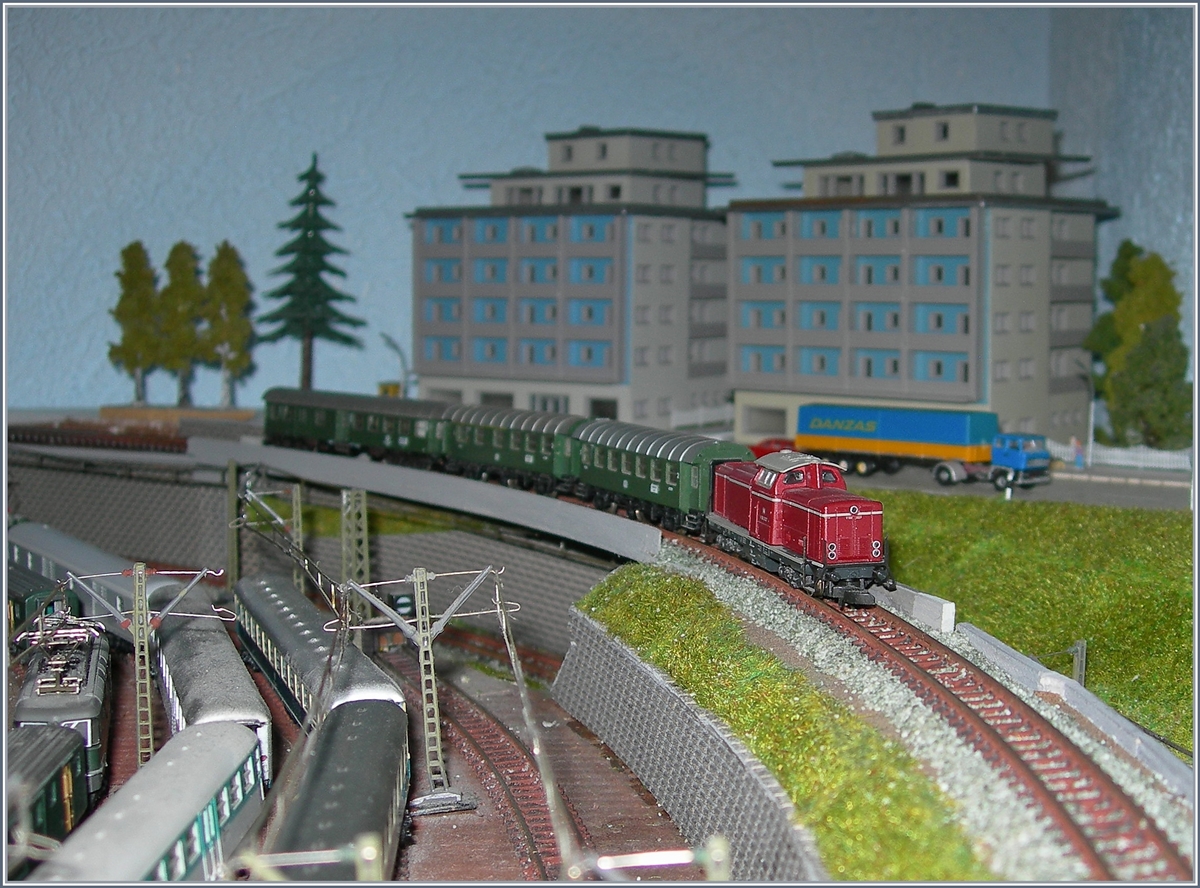 Auf besonderen Wunsch und Anstelle eines Gleisplans folgen nun 11 Bilder als Überblick  meiner U-Förmigen, noch lange nicht fertigen Z-Anlage. Einige Bilder entstanden in der Planung bzw Bauphase.

Ich wünsche viele Vergnügen bei der Reise durch die keinen Welt der grossartigen Z-Spur.

28. Jan. 2020 