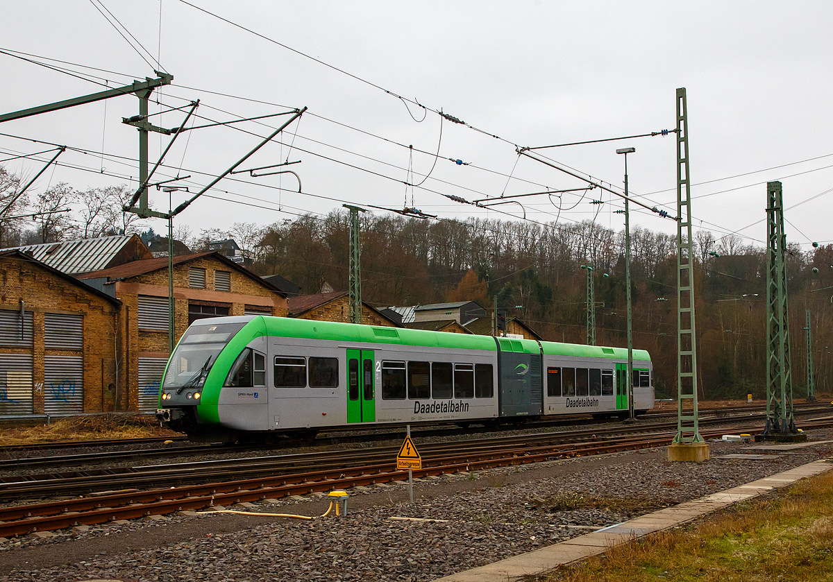 Auf Betriebsfahrt.....
Der  Daadetalbahn  Stadler GTW 2/6 (95 80 0946 417-2 D-WEBA / 95 80 0646 417-5 D-WEBA / 95 80 0946 917-1 D-WEBA) der Westerwaldbahn GmbH (WEBA), ex VT 117 der Hellertalbahn, kommt am 14.12.2021 vom Betriebshof der WEBA aus Steinebach-Bindweide im Bahnhof Betzdorf/Sieg an.

Dieser Triebwagen wurde 1999 bei DWA, Bautzen (Deutsche Waggonbau AG, heute Bombardier Transportation) unter der Fabriknummer 525/002 gebaut. Der elektrische Teil und die Fahrwerke sind von Adtranz (Schweiz). Nach der Auflösung der Hellertalbahn GmbH ging er (wie der VT 118) an die Westerwaldbahn GmbH.