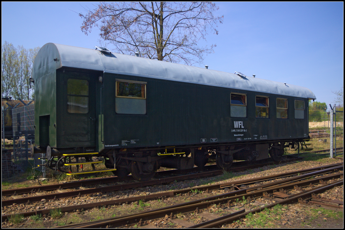 Auf dem Gel�nde der Berliner Dampflokfreunde Berlin e.V. in Berlin Sch�neweide stand dieser Wohnschlafwagen der WFL. Zu sehen war der dreiachsige Umbauwagen w�hrend des Fr�hjahrsfest am 21.04.2018 (NVR-Nummer D-WFL 75 80 2329 104-3 Wohnschlafwagen).