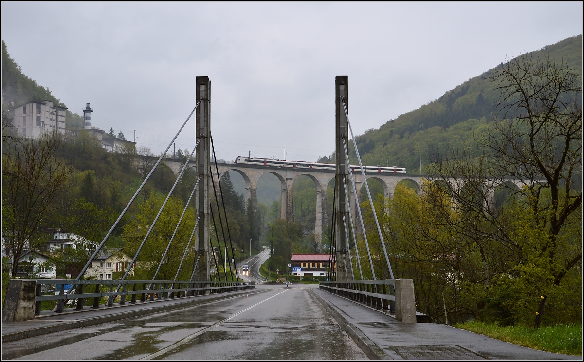 Auf dem Viadukt von St.Ursanne. Ein NPZ �berquert den Viadukt Richtung Delsberg. April 2016.