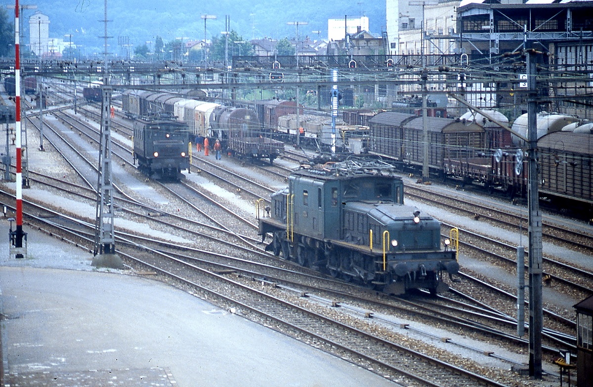 Auf dem Weg ins Depot durchfahren Be 6/8 II 13254 und eine Ae 4/7 im Frühjahr 1979 den Rangierbahnhof Winterthur. Die Be 6/8 II hatte kurz zuvor eine Übergabe nach Winterthur gebracht. M. W. gehörten diese Übergaben im Raum Winterthur zu den letzten Einsätzen der Be 6/8 II.