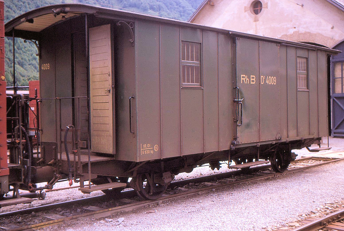 Auf der einstigen RhB-Strecke Bellinzona-Mesocco, 14.September 1970: Gepäckwagen D2 4009 in Mesocco. 