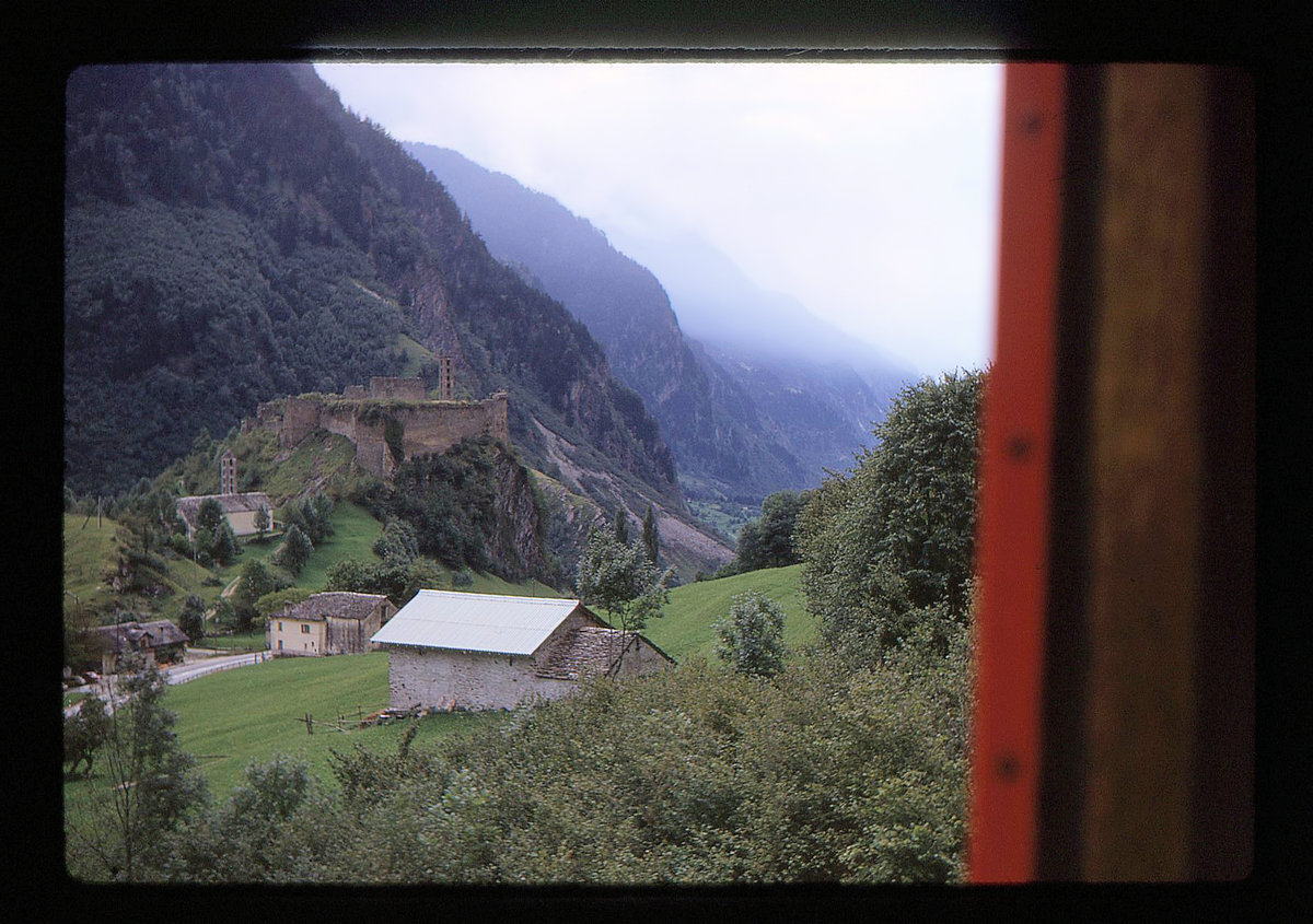 Auf der einstigen RhB-Strecke Bellinzona-Mesocco, 14.September 1970: Aus dem Zug unterhalb Mesocco. 