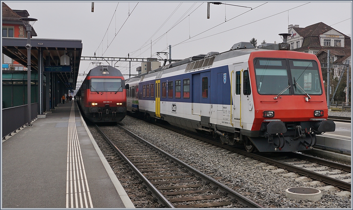 Auf den ersten Blick ein banales Bild: Ein Schnellzug und ein Regionalzug in Arth Goldau. Doch ein zweiter, genauerer Blick lohnt sich: links wartet die Re 460 006-0 mit dem IR 2324 Erstfeld - Basel auf den Anschluss aus dem Süden und rechts macht der VAE 2579 einen kurzen Halt, ein VAE bei welchem sich ein SOB Triebwagen und der OeBB RABe 207 (UIC 94 85 7560 000-2 ch.oebb) die Traktion teilen. Übrigens, auch die SBB Re 460 006-0 kann mit einer Besonderheit aufwarten: auf der Seite der Lok steht aufgemalt und dann übermalt, dass die Lok seit 1992 5'000'000 Kilometer zurückgelegt hat. 24. Feb. 2018 