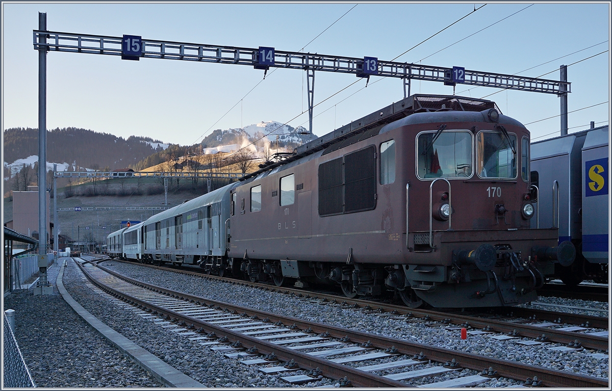 Auf den ersten Blick nichts besonderes, doch der zweite genauere offenbart spannendes: Nach der Lok, der BLS Re 4/4 170 (UIC 91 85 4425 170-8)  Brig Glis  steht ein interessanter Zug: Zwischen den Dmz 090 (UIC D-RADVE 75 80 90 94 008-4 vorne und D-RADVE 75 80 90 94 007-6 ist ein Spurwechselbarer MOB Wagen gekuppelt!

Zweisimmen, den 12. Jan. 2020