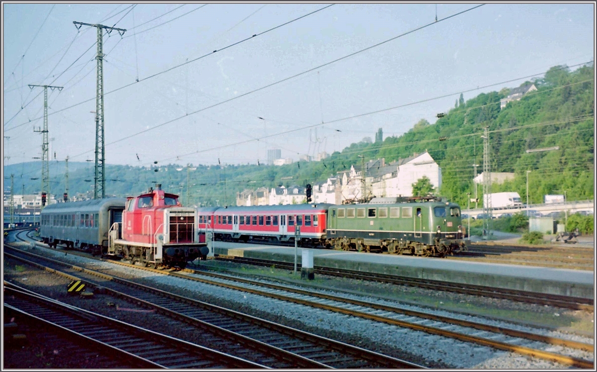 Auf der Fahrt Richtung Luxembourg bei einem Blick aus dem Fenster bei Trier sah ich eine V 260 und eine E 140 im Vorbahnhof von Trier. 

13. Mai 1998