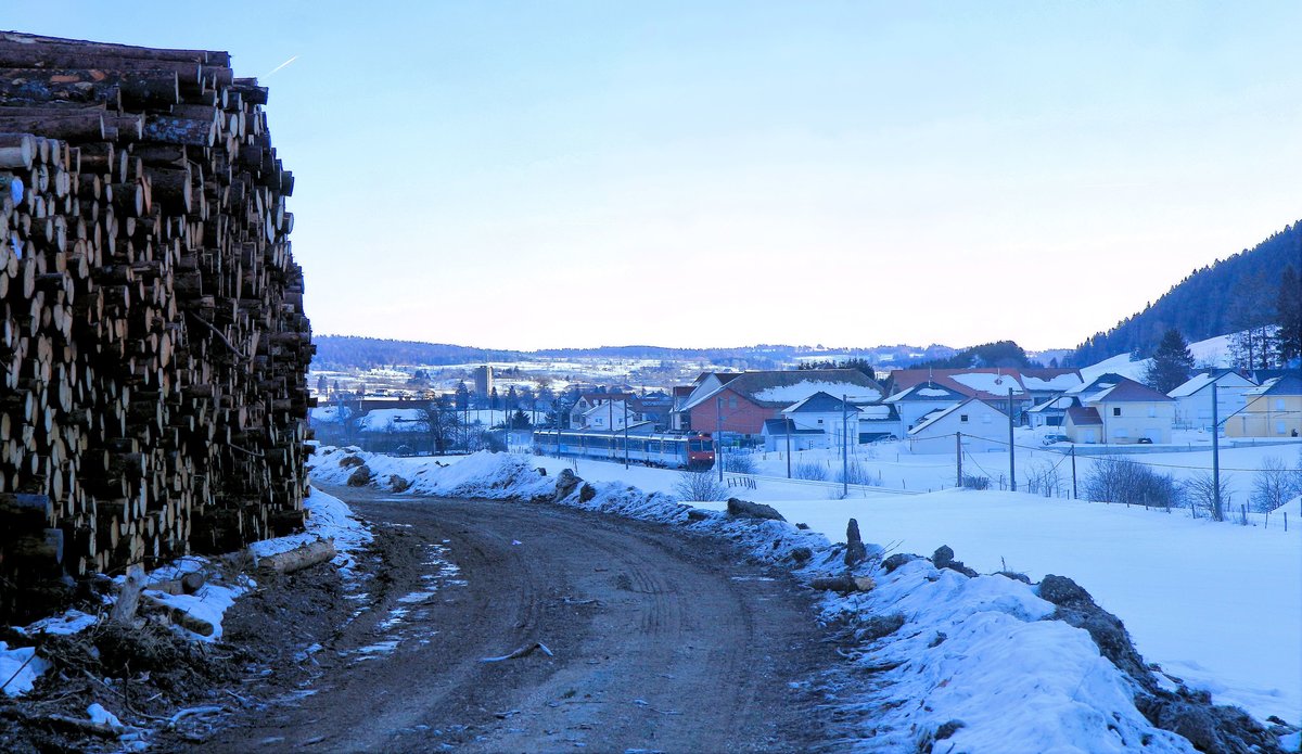 Auf der französischen Strecke Les Verrières - Pontarlier (-Frasne): Der Morgenzug nach Pontarlier hat soeben von der Schweiz herkommend die französische Grenze bei Les Verrières überquert. Schönes Wetter bei minus 13 Grad. 16.Februar 2019 