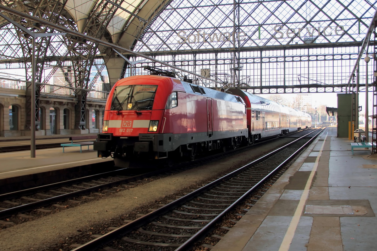 Auf Gleis 10 fährt 182 017 mit dem RE 50 (RE 17063)  aus Leipzig am 18. Januar 2015 in den Bahnhof Dresden ein