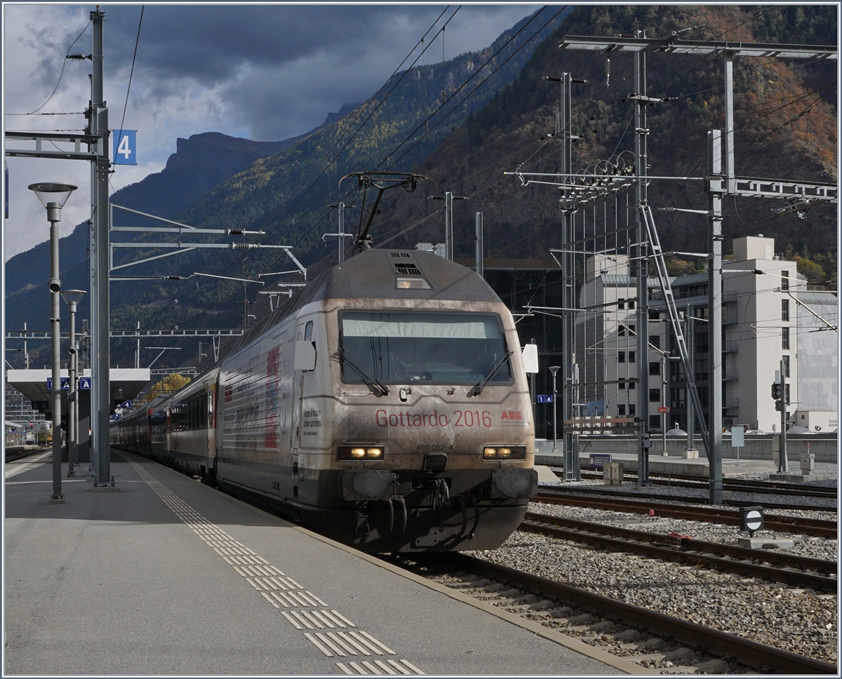 Auf Hochglanz poliert müssen die Loks nicht sein, aber etwas mehr Pflege würde dieser Werbelok in eigener Sache sicherlich nicht schaden...

Die SBB Re 460 052-4  Gottardo  2016 mit einem IR in Visp. 

27. Okt. 2017