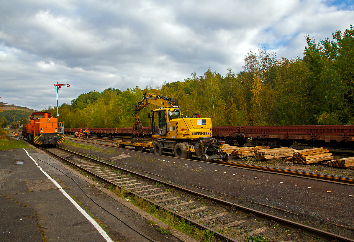 
Auf den letzten vorhandenen Metern Gleis der Strecke zwischen Bahnhof Herdorf und Neunkirchen tätigt die KSW 45 (98 80 0276 016-9 D-KSW) eine MaK G 1204 BB der Kreisbahn Siegen-Wittgenstein mit einem 2-achsiger Flachwagen der Gattung Ks 446 am 11.10.2020 in Herdorf den Pendelverkehr.
Hier fährt sie leer vom Bahnhof wieder zur Demontagestelle.

Rechts der Liebherr Zweiwegebagger A 922 Rail Litronic, Kleinwagen Nr. D-HGUI 99 80 9903 415-4, (interne Nr. 54) der Hering Bau GmbH & Co. KG (57299 Burbach) mit dem 5m Chieftain Gleisbauanhänger CT-520, Schienengebundenes Gerät Registrier-Nr. 9783 198.