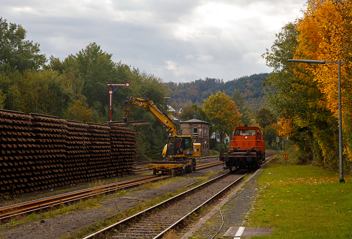 
Auf den letzten vorhandenen Metern Gleis der Strecke zwischen Bahnhof Herdorf und Neunkirchen tätigt die KSW 45 (98 80 0276 016-9 D-KSW) eine MaK G 1204 BB der Kreisbahn Siegen-Wittgenstein mit einem 2-achsiger Flachwagen der Gattung Ks 446 am 11.10.2020 in Herdorf den Pendelverkehr.
Hier hat sie gerade mit den Altgleisstücken beladenen Flachwagen den Bahnhof Herdorf erreicht. Nun entlädt der Liebherr Zweiwegebagger A 922 Rail Litronic, Kleinwagen Nr. D-HGUI 99 80 9903 415-4, (interne Nr. 54) der Hering Bau GmbH & Co. KG (57299 Burbach) den Ks-Wagen und stapelt die Gleisstücke am Gleis 3 auf. 