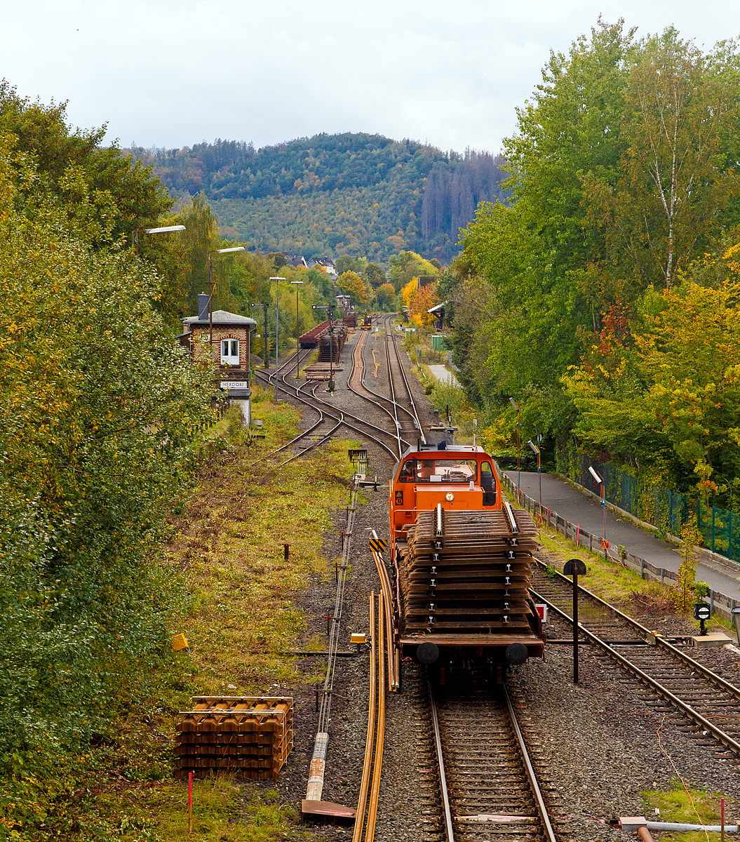 
Auf den letzten vorhandenen Metern Gleis der Strecke zwischen Bahnhof Herdorf und Neunkirchen tätigt die KSW 45 (98 80 0276 016-9 D-KSW) eine MaK G 1204 BB der Kreisbahn Siegen-Wittgenstein mit einem 2-achsiger Flachwagen der Gattung Ks 446 am 11.10.2020 in Herdorf den Pendelverkehr.
Hier fährt sie gerade die alten Gleisstücke zum Bahnhof ab.