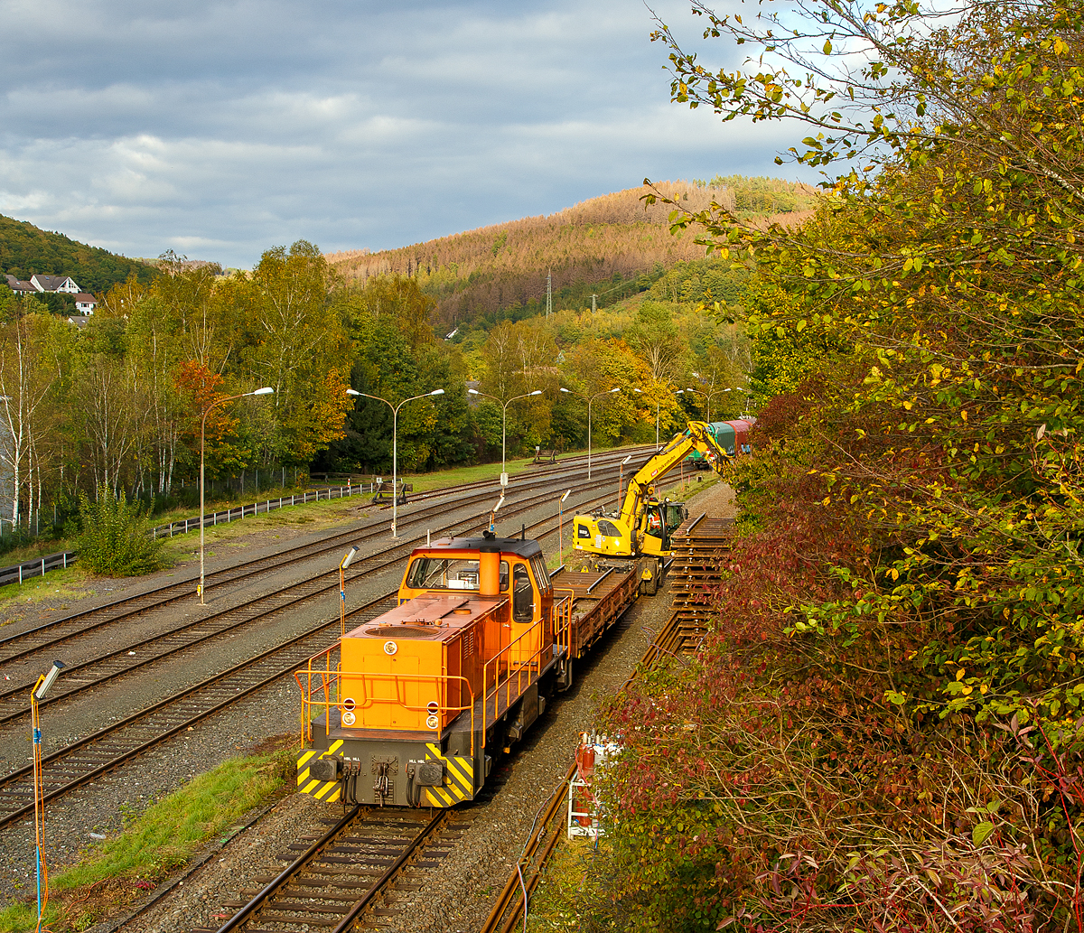 
Auf den letzten vorhandenen Metern Gleis der Strecke zwischen Bahnhof Herdorf und Neunkirchen tätigt die KSW 45 (98 80 0276 016-9 D-KSW) eine MaK G 1204 BB der Kreisbahn Siegen-Wittgenstein mit einem 2-achsiger Flachwagen der Gattung Ks 446 am 11.10.2020 in Herdorf den Pendelverkehr.

Hier belädt gerade der Liebherr Zweiwegebagger A 922 Rail Litronic, Kleinwagen Nr. D-KAF 99 80 9903 659-7, der KAF Falkenhahn Bau AG (Kreuztal), den Flachwagen mit ca. 6 m langen Altgleisstücken.